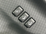 【メモリー機能付きパワーシート】ドライバーごとに設定したシート位置を記憶して、ボタン一つで切り替えできる便利な機能!運転する方が複数名いらっしゃるご家庭におすすめです♪