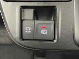 【電動パーキングブレーキ+オートブレーキホールド機能】 指先だけで簡単に操作が可能なパーキングブレーキ、スイッチを押すとブレーキペダルから足を離してもブレーキを保持できるオートブレーキホールド搭載