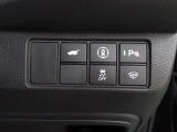 パーキングセンサーや横滑りを防ぐVSA等のスイッチ類は運転席の右側、手の届きやすい位置にあります。