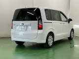 後席の窓には外から車内が見えにくくなるプライバシーガラスを採用。周りを気にせずリラックスして過ごせます