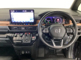 【ハンドル】運転にかかわる様々な操作を安全に行えるように視点移動が少なく操作性に配慮されたスイッチ類が凝縮されたコックピットです。