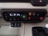 運転席からも手が届きやすく、操作しやすい空調コントロールパネル。オートエアコンなので操作の煩わしさが無くオールシーズン快適にドライブできます。快適空間で運転に集中できますね。