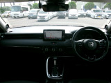 大きなフロントガラスで広々とした視界の運転席まわりです。