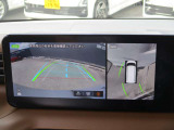 アラウンドビューモニターも装備しております。ご覧のように車体を真上か見たような映像なので、車庫入れの苦手なお客様ももうご心配いりません。