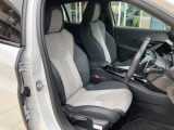 シートはアルカンタラ&テップレザー仕様です。ホールド感のあるフロントシートは長時間の運転でも疲労感を感じさせず、腰への負担も軽減させます