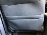 【シートバックポケット】すぐ手に取りたいアイテムをスマートにしまっておけます。限られた空間を有効に活用でき、長距離のドライブでも車内を清潔感のある落ち着いた状態に保ってくれる実用的な機能です。