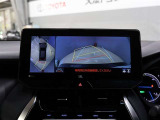 パノラミックビューモニター付きです。車両を上から見たような映像をディスプレイオーディオ画面に表示。運転席からの目視だけでは見にくい、車両周辺の状況をリアルタイムでしっかり確認できます。