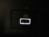 USB充電専用電源ソケットも付いています。モバイル機器などの充電専用