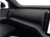 パーティクル・パネルには、プラスチック廃材を粉砕したリサイクル素材が使用されており、ひとつひとつ模様が異なる画期的なデコラティブ・パネルです。