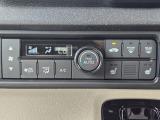 車内環境を自動でコントロールするフルオートエアコン。長距離ドライブも快適です。