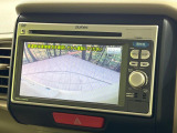 【バックカメラ】駐車時に後方がリアルタイム映像で確認できます。大型商業施設や立体駐車場での駐車時や、夜間のバック時に大活躍!運転スキルに関わらず、今や必須となった装備のひとつです!