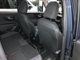 【リアシート】屋根までの高さがある車のため、大人の方でも圧迫感が少なく乗車出来ます。足元は広く取られているため、ゆったりとお乗り頂けます。