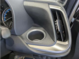 便利なカップホルダーを装備しています。 缶ジュースを開けて運転していると振動で倒れないかヒヤヒヤ、意外と置き場に困るもの。 意外に重要な装備ですね。