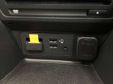 USB端子2個&AUXミニジャック1個 ミュージックプレーヤー接続でお気に入りの音楽を楽しむことが出来ます♪Apple CarPlay 、Android Auto 対応です