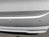 リヤバンパーに4つの超音波センサーを内蔵し、車両後方にある障害物を検知。透明なガラスなども検知でき、コンビニの駐車場などでの衝突回避をサポートします☆