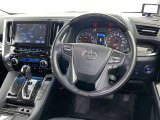 運転席まわりです。 各操作スイッチは使いやすい位置に配置されてます。