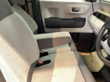 アームレストは、運転中の腕をしっかりと支えることで、疲労を大きく軽減してくれます。