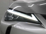 LEDヘッドランプにはアダプティブハイビームシステム「AHS」を採用。光検出カメラで車両検出をし、先行車や対向車に直接ハイビームを当てないように部分遮光します。