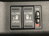 【両側パワースライドドア】両側がパワースライドドアになっており、運転席のスイッチやスマートキーでも開閉が可能です!開口部も広いので乗り降りも楽々♪