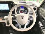 インテリアに合わせたデザインのステアリングは、運転される方のことも考え、運転しやすい形状、大きさです。是非一度、実際に触ってお確かめください。