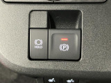 【電動パーキングブレーキ+オートブレーキホールド機能】 指先だけで簡単に操作が可能なパーキングブレーキ、スイッチを押すとブレーキペダルから足を離してもブレーキを保持できるオートブレーキホールド搭載。