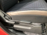 運転席シート座面は上下アジャスター付きです。お好みの位置に調整可能です。