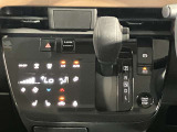自然に手が届き操作性の良いシフトレバー!