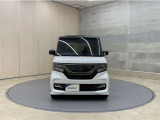 お車購入のポイントとなるフロントマスクです!シャープな目つきが印象的なデザインのヘッドランプです。
