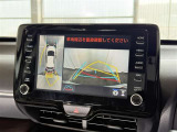 【バックガイドモニター】車両後方の映像をナビ画面に表示し、駐車などの後退操作をサポートします。
