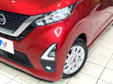 【LEDヘッドライト】悪天候や夜間走行時も良好な視界を確保し安心して運転できる高輝度LEDヘッドライトを装備!点灯速度が早く、消費電力も抑えられています。