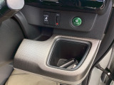 【eコンスイッチ】低燃費運転をサポートするECONモード。スイッチをONすると、エンジンやトランスミッション、A/Cなどを協調制御し、燃費の向上に貢献。エコドライブの効果を高めます。