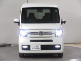 ハロゲンより明るく、より遠くまでさらなる安心感のあるLEDヘッドライトを採用。照射軸の上下方向を自動調整するオートレベリング機構、点灯忘れも防止できるオートライトコントロール機構付きです。