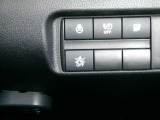 エマージェンシーブレーキは今や必需品!前方走行車との衝突の危険性が高まったとシステムが判断した場合に作動し、警告音を鳴らし、自動的に停車または減速して衝突回避や衝突被害を軽減します。