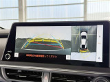 【バックガイドモニター】車両後方の映像をナビ画面に表示し、駐車などの後退操作をサポートします。