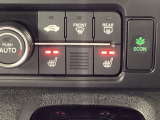 運転席と助手席にはシートヒーターが付いています☆寒い時期に腰周りを温めてくれるので体全体が温まりやすいのは勿論、暖房と違い顔に風が当たらないので、乾燥肌やドライアイの方でも大丈夫☆