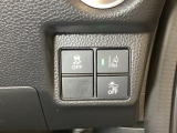 Hondaセンシング用の、VSA(ABS+TCS+横滑り抑制)解除と路外逸脱抑制機能のオンオフスイッチなどはハンドルの右側に装備しています。
