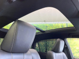 【大型サンルーフ】車内の解放感が一気に上がる大型のパノラマルーフ!季節を問わず開放的で快適なドライブをお楽しみいただけます。流通量も少なく希少価値の高い人気の装備です♪