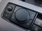 「MAZDAコネクト」コマンダー部 手元を見ることなく操作出来るように左手を自然に降ろした位置に設置。シンプルで使いやすく、機能を覚えやすいボタン配置になっています。