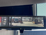 【スマートルームミラー】バックドアについてますカメラと連動して、後方の映像がルームミラーに映ります。