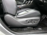 パワーシート搭載。微妙な調整が手軽にでき、最適なポジションで運転することが可能です。