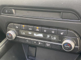 【左右分離型フルオートエアコン】運転席と助手席でそれぞれお好みの温度設定が可能で全席にも適切な空調をお届け致します。