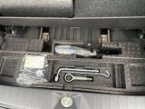 トランク下部にパンク時に使うコンプレッサー&充填剤、牽引フック、工具が格納されております。