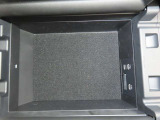 アームレスト内の収納部に、USBポートを二口備えています。運転席と助手席それぞれのスマホや電子小物を充電可能です。