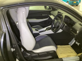 運転席は、大きな座面と包み込むような背もたれがドライバーの身体全体をしっかり支えます。上質なシート素材と座り心地のよいクッションを採用し、長時間の運転やコーナーの多い道も快適です。