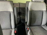 車外に出なくても運転席から3列目シートまで移動が可能です。子育てや荷物が多いときなど利便性が高いです