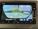 リバースギアに入れるだけで後方の表示へ切り替わります。夜間や雨の日の駐車も楽になりますよ。