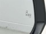 隣車線を走る車両をレーダーで検知し、ドアミラーでは確認しにくい後側方エリアに存在する車両に加え、急接近してくる車両も検知します。車両を検知するとドアミラーに搭載されたLEDインジケーターが点灯します。