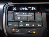 運転席からも手が届きやすく、操作しやすい空調コントロールパネル。オートエアコンなので操作の煩わしさが無くオールシーズン快適にドライブできます。快適空間で運転に集中できますね。