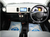 運転にかかわる様々な操作を安全に行えるように視点移動が少なく、操作性に配慮されたスイッチ類が凝縮されたコクピットです。