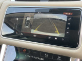 【サラウンドカメラ】上から見たような「俯瞰ビュー」で車両周囲を確認。前後左右のカメラの切り替え表示が可能です。狭い道でのすれ違いや縁石との距離確認をサポートします。